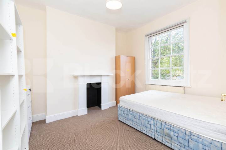 Newly decorated property set on the second floor of a large period house Calthorpe Street , Kings Cross / Russell Square